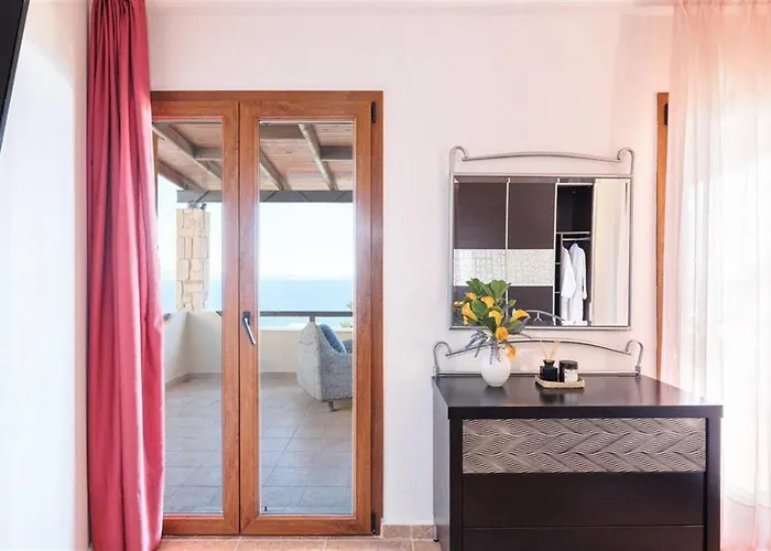 The Stone Of Zeus 4 Bedrooms 14 Guests アフィトス