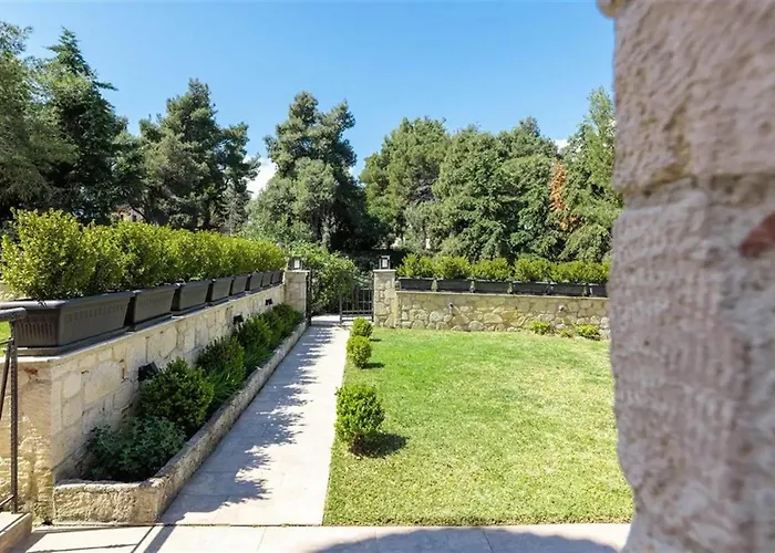 The Stone Of Zeus 4 Bedrooms 14 Guests *