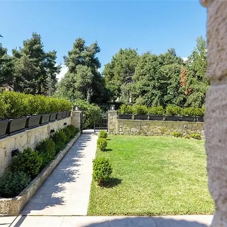 The Stone Of Zeus 4 Bedrooms 14 Guests *